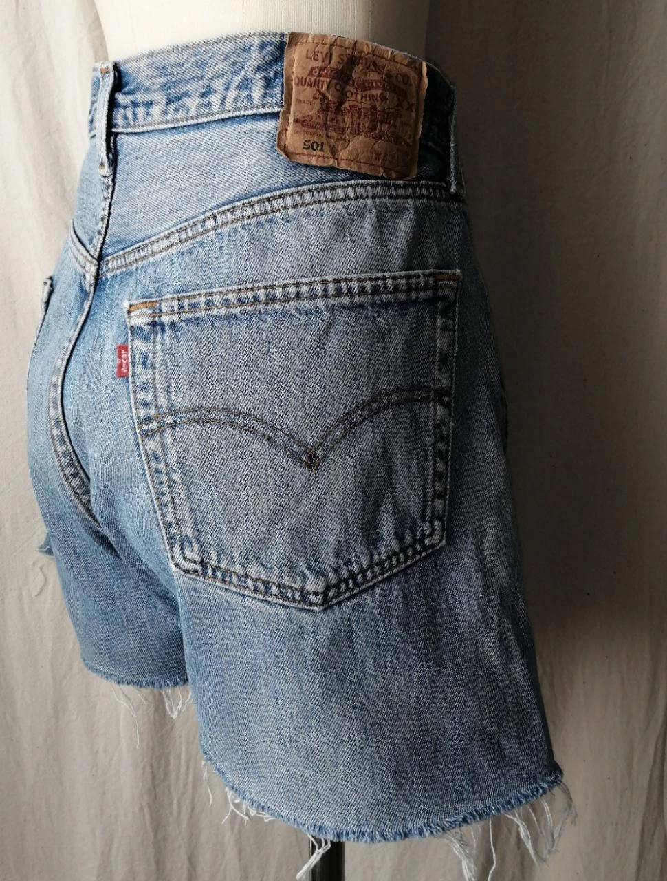 Short en jean bleu clair effet usé à franges "Levi's" 501 – photo 5